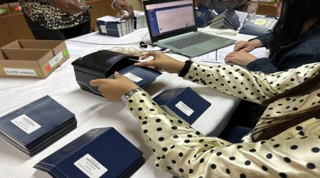 Entrega de pasaportes y documentos de identidad
