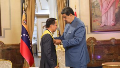 Nicolás Maduro condecoró a embajador de Vietnam