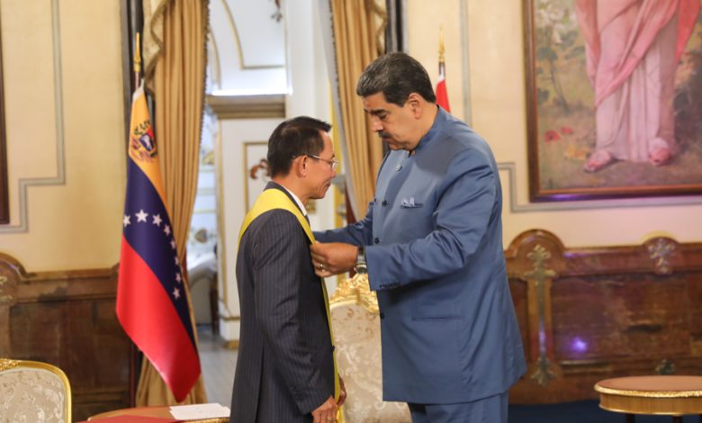 Nicolás Maduro condecoró a embajador de Vietnam