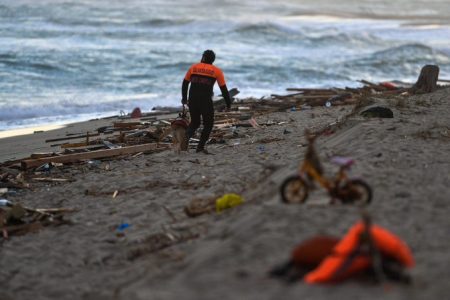 Naufragio de Calabria conmueve a una parte de Italia