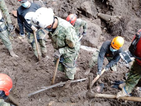 Continúan las labores de rescate, tras el deslave en Alausí