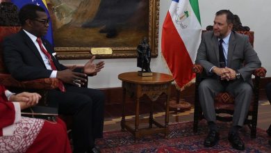 Yván Gil recibe Copias de Estilo del Embajador designado de Guinea Ecuatorial