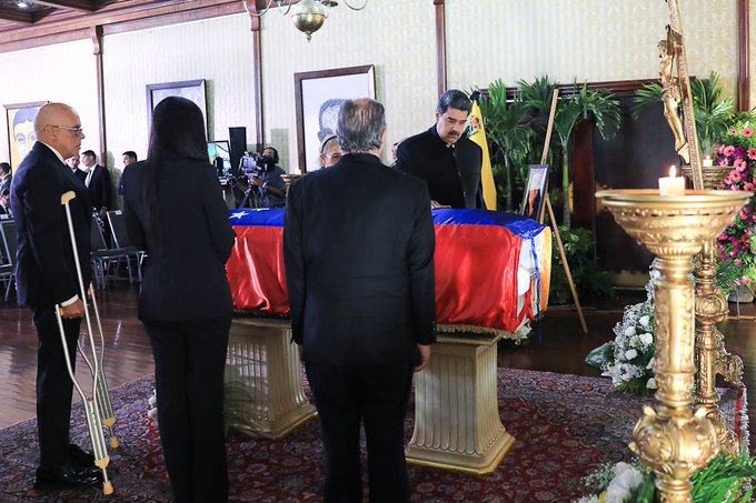 Presidente Maduro asiste a Capilla Ardiente para rendir homenaje a Tibisay Lucena