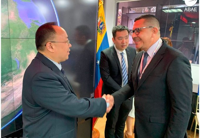 Expertos espaciales de China visitan instalaciones de la ABAE en Venezuela
