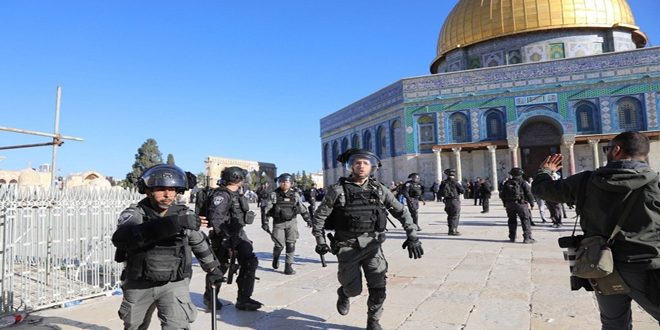Fuerzas israelíes asaltan la mezquita Al-Aqsa