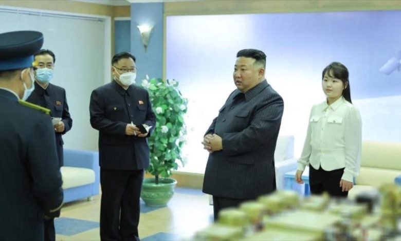Líder norcoreano ordena alistar lanzamiento de satélite militar