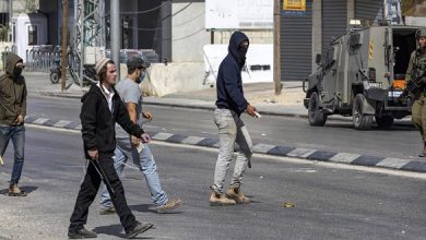 Colonos israelíes derriban cinco negocios en un mercado palestino