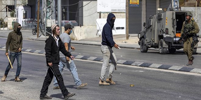Colonos israelíes derriban cinco negocios en un mercado palestino