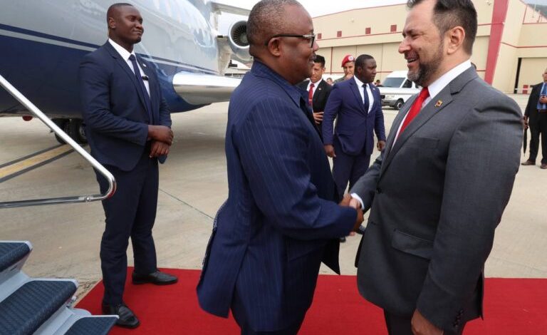 El presidente de Guinea-Bissau, Umaro Sissoco, fue recibido por el canciller venezolano