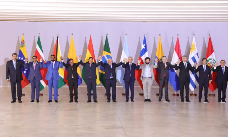 Presidentes sudamericanos suscriben Consenso de Brasilia sobre integración regional