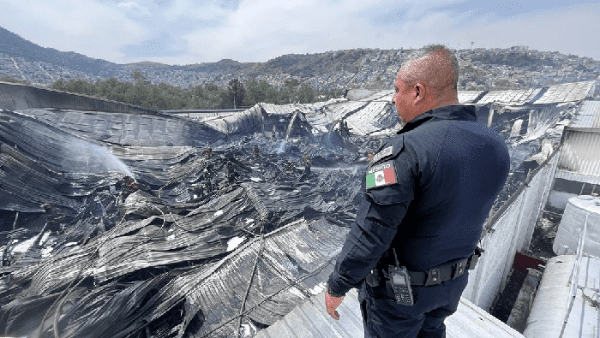 Registran incendio en fábrica de pinturas en México