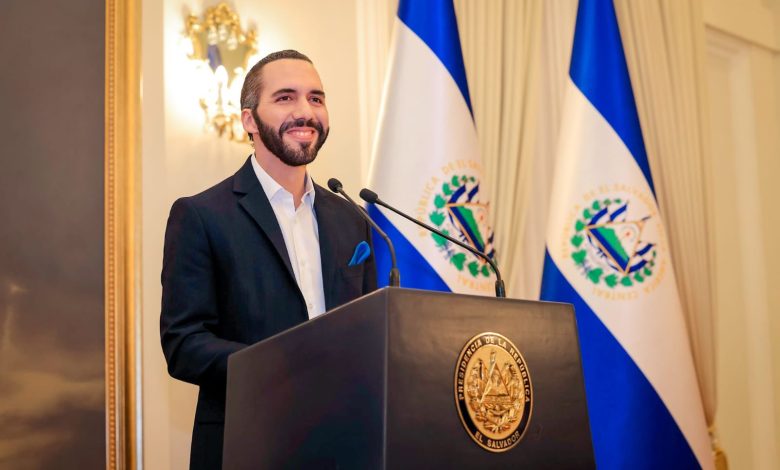 Nayib Bukele inscribe precandidatura presidencial en partido en El Salvador