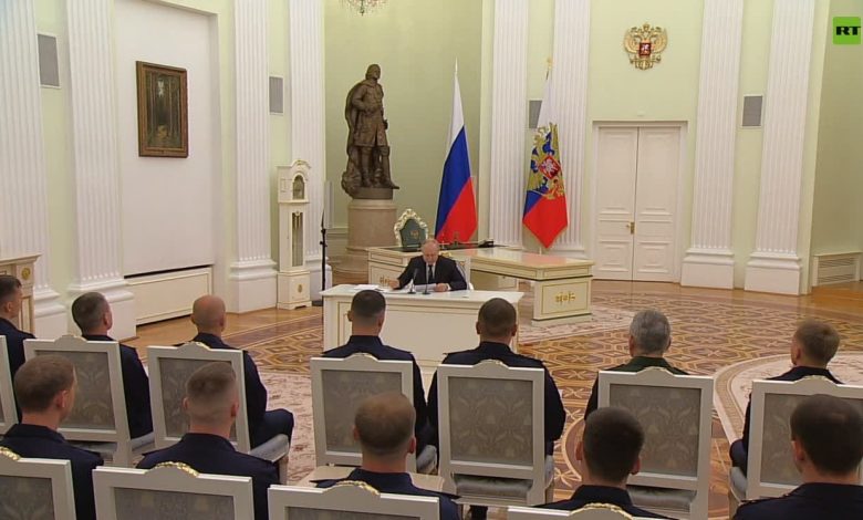 Vladimir Putin felicita a militares rusos por "detener una guerra civil"