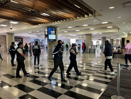 Cuerpos de seguridad atienden amenaza de bomba en aeropuerto ecuatoriano 