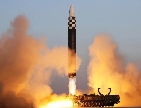 Corea del Norte disparó un misil balístico hacia el mar del Este