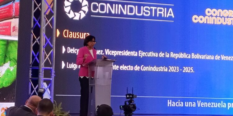 Delcy Rodríguez llama a que la economía no vaya al campo de la batalla política
