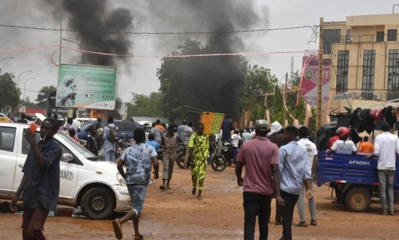 Francia niega planes para intervenir militarmente en Níger