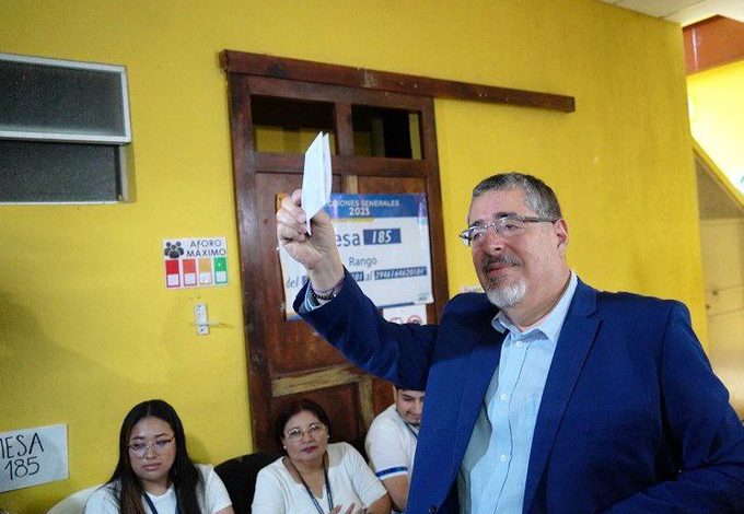 Bernardo Arévalo es electo presidente de Guatemala con 58% de los votos