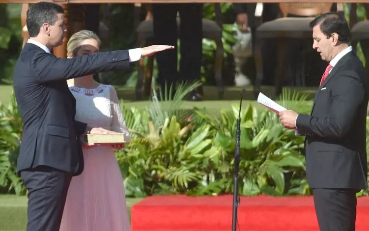 Santiago Peña asume la presidencia de Paraguay