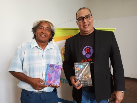 Los autores de los poemarios “Cuando los Espejos se Rompen” y “Propuesta Infinita”