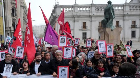  Una multitud marchó en repudio del recuerdo por la dictadura de Chile