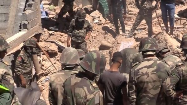 Equipos de rescate continúan las operaciones de evacuación luego del terremoto en Marruecos