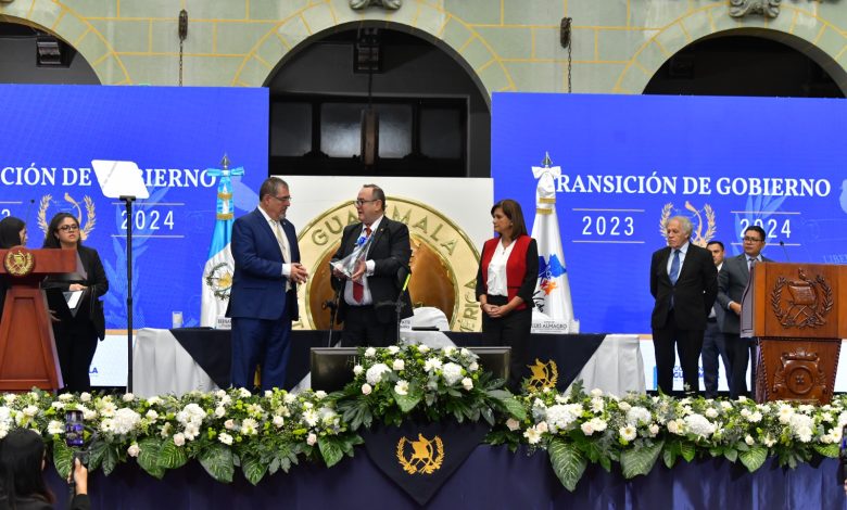 Giammattei entregó al presidente electo información del Gobierno de Guatemala para la transición transparente