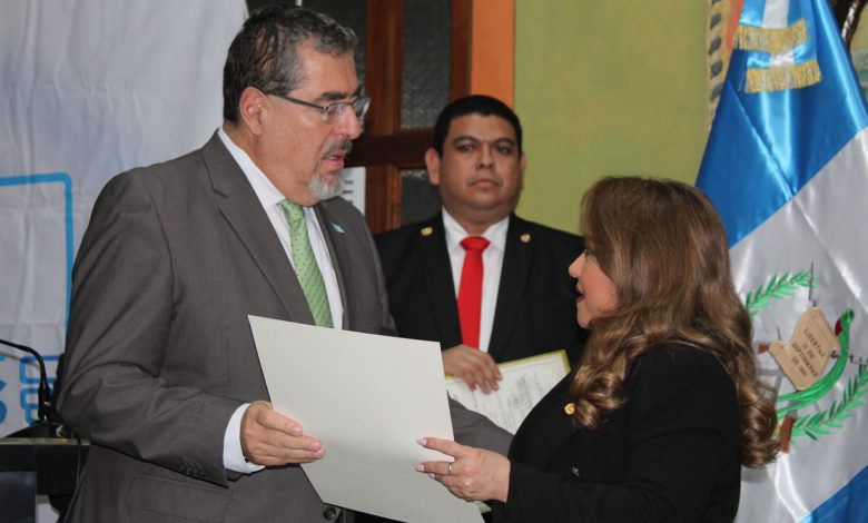 TSE de Guatemala acredita a Bernardo Arévalo como presidente electo