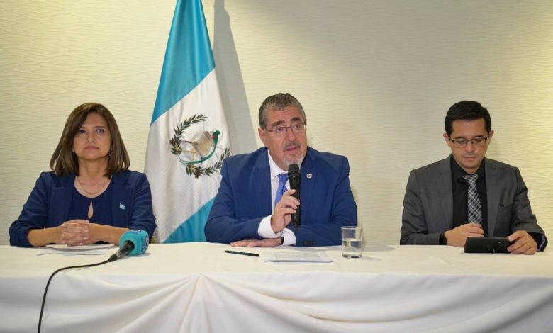 Presidente electo de Guatemala Bernardo Arévalo suspende proceso de transición