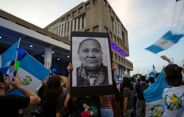 Movimiento indígena desbloquea carreteras en Guatemala