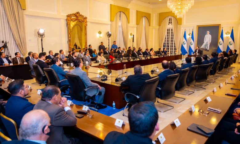 Presidente de El Salvador confirma que se separará del cargo para ir por la reelección