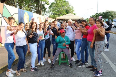 Pueblo venezolano participando en el simulacro