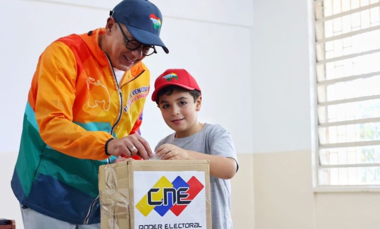 Jorge Rodríguez, participando en el simulacro electoral