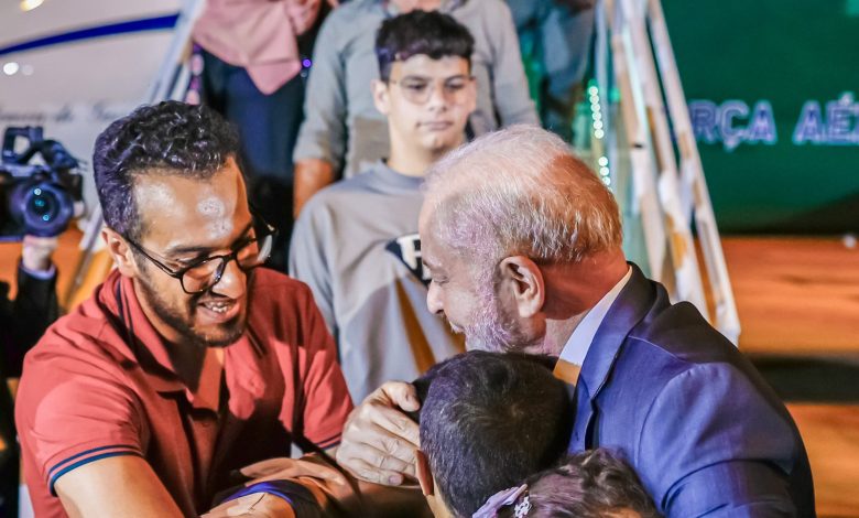Lula da Silva recibe a grupo de brasileños provenientes de Gaza