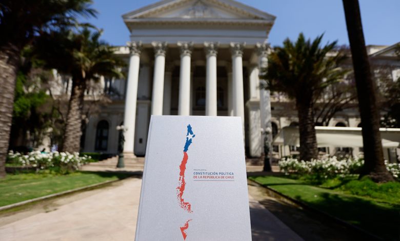Boric recibe proyecto de la nueva Constitución de Chile