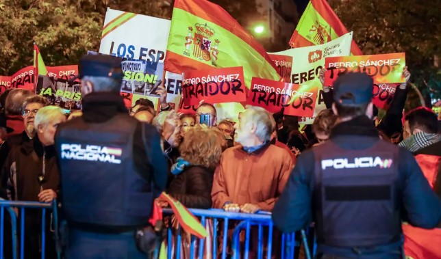 Españoles protestan frente a las sedes del PSOE