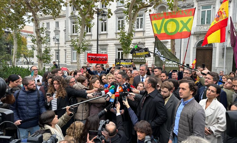 Vox se querella contra Pedro Sánchez y Puigdemont
