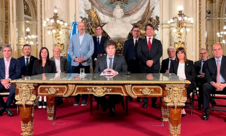 Argentinos anuncian movilizaciones contra mega decreto de Milei