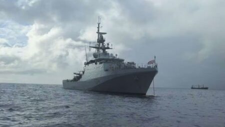 Venezuela en alerta ante presencia de buque de guerra británico