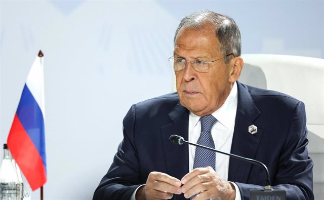 Lavrov: El dólar se está convirtiendo en un medio para cambiar regímenes