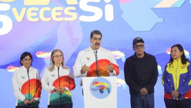 Presidente Nicolás Maduro ejerce su derecho al voto en el referéndum consultivo
