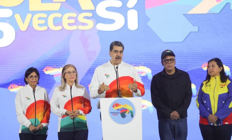 Presidente Nicolás Maduro ejerce su derecho al voto en el referéndum consultivo