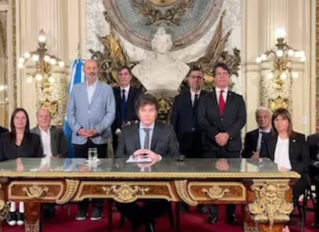 Javier Milei deroga más de 300 leyes para desregular la economía argentina