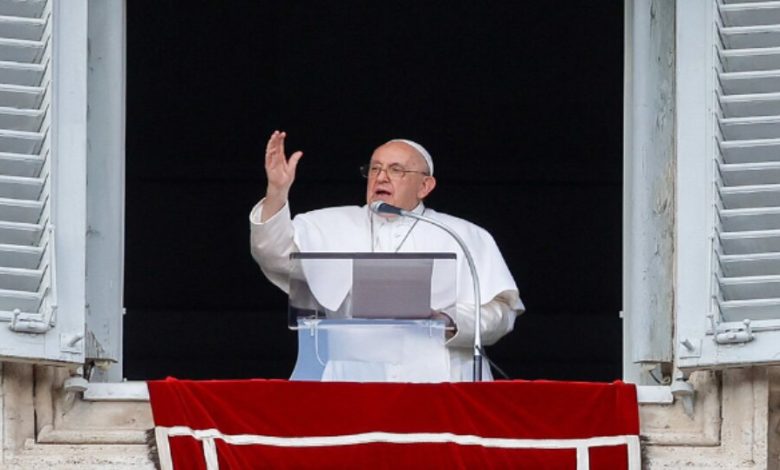 El Papa desde la ventana del Palacio Apostólico pide por la paz