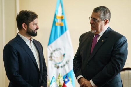 Presidente de Chile, Gabriel Boric, junto a Bernardo Arévalo