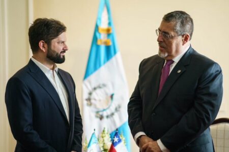 Presidente de Chile, Gabriel Boric, junto a Bernardo Arévalo 