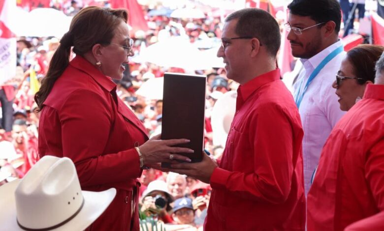 Presidente Nicolás Maduro recibe la Gran Cruz Placa de Oro