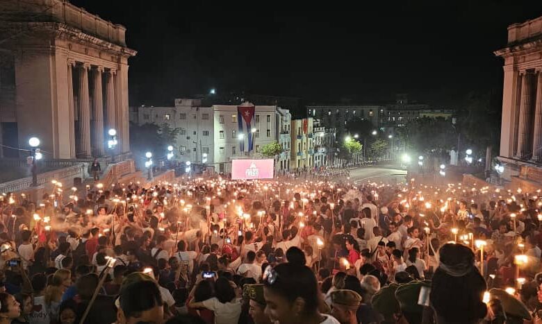 Estudiantes y jóvenes cubanos participaron en la reedición de la Marcha de las Antorchas