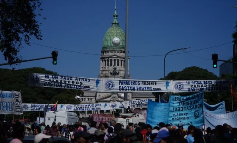 Javier Milei enfrenta su primer paro general en Argentina