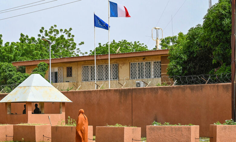Francia cierra su Embajada en Níger